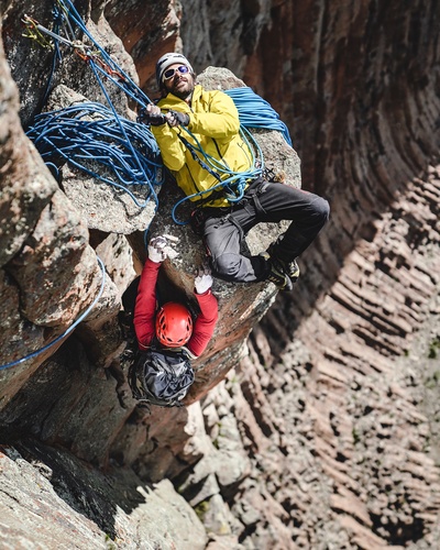 国家地理的的INS图片-(2017-12-21 21:12:06)Photos by @renan_ozturk // Climbing on Cerro Colorado yesterday revealed not only incredible route potential but more insight into the complex Patagonia conservation story. To get to the cliff we enlisted the help of Domingo, a Gaucho whose family owns the surrounding land at the base. He grew up herding sheep here - “when I was 11 my father had me spend 3 months living up at the base of the rocks to tend the sheep living in the cave previously occupied by the Tehuelche Native tribes”. Laying on his sheep skin mat he looked incredulously at us, our drones and junk-show of climbing/camera gear. I don’t speak spanish, so I gathered a few tidbits of info from @andresbozzolo but overall I sensed the conflict going on inside of him. Due to the conservation work this place is on the verge of becoming a National Park and it became illegal to kill foxes and puma, and with those populations surging and killing the flock it became impossible to keep the family sheep traditio