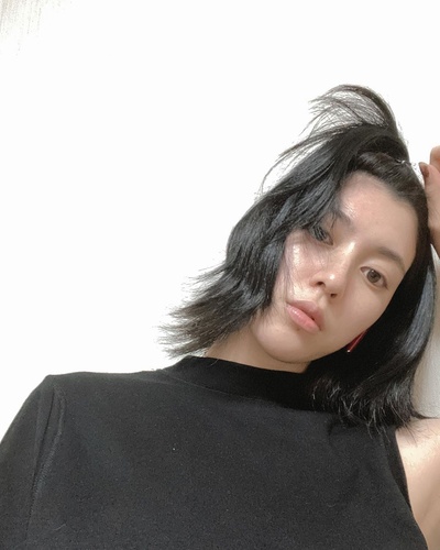 三吉彩花的的INS图片