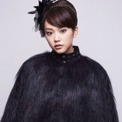 桐谷美玲的的INS图片-(2014-05-03 21:42:47)死神くん

桐谷美玲・監視官【死神くんキャスト】
人間界ではカラスの姿をしている設定で、劇中では真っ黒な衣装を身にまとう。死神くんの仕事ぶりを汚いヤンキー言葉で罵倒する。