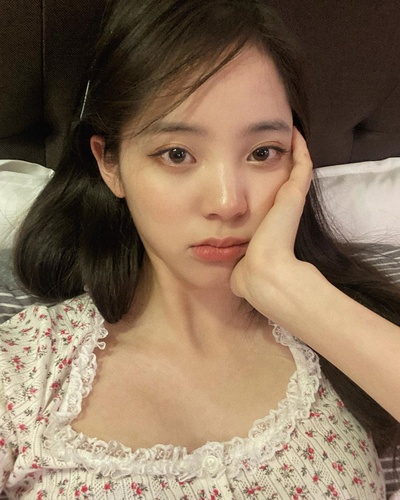 欧阳娜娜的的INS图片-(2020-05-01 19:04:34)+Quarantine Selfie’