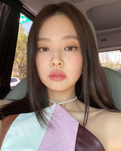 Black Pink成员JENNIE的的INS图片-(2020-05-09 18:26:31)Miss my blinks very much. Hope everybody's being safe and happy