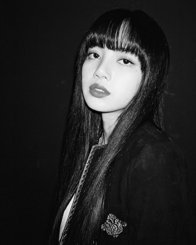 Black Pink成员Lisa的的INS图片-(2020-05-09 11:21:16)