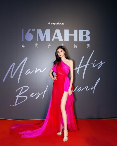 何穗的的INS图片-(2019-12-22 19:47:08)Had so much fun in the MAHB night. Love this breathtaking dress from @ralphandrusso 