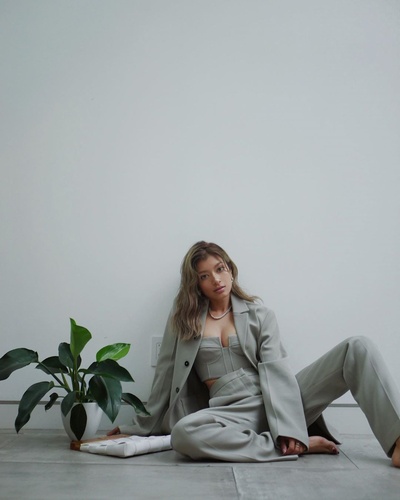 萝拉的的INS图片-(2020-05-06 12:35:46)I'm really feeling this suit, I might just wear it forever 