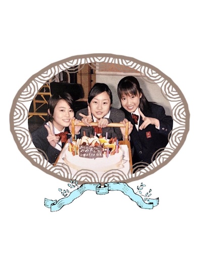 高畑充希的的INS图片-(2019-04-30 18:17:37)昨日、無事、#奇跡の人
東京公演が終わりました。
平成と共に、
東京での闘いが終わりました。

毎日鉛筆削りみたいに、
命を削って、感覚を尖らせて、
生きた、17日間でした。
インスタの更新だってほぼ忘れていたし(ゴメン笑)
私にとって娯楽だと感じるもの、
例えば、友人と食事したり、古着屋に行ったり、作品を観たり、お酒を飲んだり。
そういったことの全てが封印されていた時間でしたが、
その分得たものはとても大きく、
わざわざ時間を割いて劇場に足を運んでくれた友人達、
ここに書ききれないほど、沢山の。

感想を伝えながら涙ぐんでくれた人たちの顔や、
大きな拍手の音。
千秋楽の当日券の長蛇の列や、
カンパニーの皆の晴れやかな顔。
断片的に思い浮かぶ景色が次々と。

私の日頃のモットーは、
やる時はやる、休む時は休む、
なので、笑
どんな作品でもできる限り力を注いできたつもりではありますが、
ここまで注ぎきらないとラストシーンまで辿り着けない作品も珍しく。
そう簡単には、ヘレンはWaterとは言ってくれない。。笑
厳しめ。。笑

でも、
そんな懸命になれる作品にまた携われたことには、大きな幸せを感じています。

ちなみに写真は、
観にきてくれた忽那汐里と山田麗。
彼女たちは私がヘレンだった時から毎回見届けてくれていて。
サリヴァンになった時、私以上に喜んでくれた人。笑
かつては金八先生の同級生だったんだな。1枚目は11年前？
作品と共に、友情の歴史も感じまして、胸熱でした☺︎ありがとう。

舞台に立っていると、たまに、
劇場中の空気がカタチになって見えたり、音として聴こえたりすることがあります。
空気が実体になるなんてそんなまさか、って感じなんですけれど、
なぜか本当に、空気の緊張と緩和が波のように迫ってきて、そこにエイッと乗っかるように芝居が進んでゆくことがあります。
空気でサーフィンするような感じ？なのかな。
もちろんなかなかそんな瞬間は訪れないのですが、そんな瞬間に立ち会えた時は宝くじに当たったような気持ちになります。
今回の公演中も、特に公演の後半、何度かそんな瞬間があって。

ここから地方公演がスタートしますが、またそんなラッキーな瞬間に巡り会えますように。
富山、鳥栖、大阪、浜松へと。

ただ今絶賛インスタ無精の高畑より