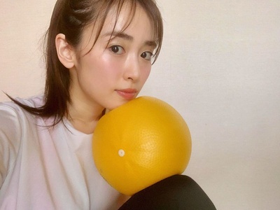 泉里香的的INS图片-(2020-05-07 15:43:52)家トレの私の相棒、黄色のミニボール
