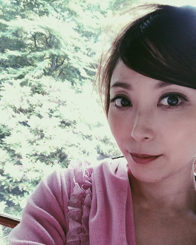 白木优子的的INS图片-(2019-05-15 18:43:46)昨日の雑誌グラビア撮影の写真。
1枚目は普通の写真に見えますが、実はある痕跡を隠してのこの前髪。
2枚目は痕跡。