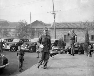中国老照片(1932-1973)第一辑的摄影作品-图1827-（1941-11-17）重庆（中国），何应钦将军在人民政治委员会第二次全体会议上