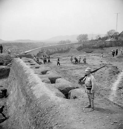 中国老照片(1932-1973)第一辑的摄影作品-图724—（1937年）重庆（中国），一名中国士兵在工人建造防御工事的时候守望