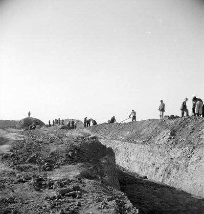 中国老照片(1932-1973)第一辑的摄影作品-图733—（1937年）重庆（中国），中国士兵和工人挖掘战壕，建造防御工事