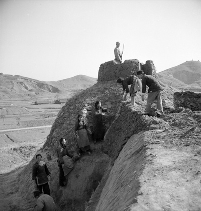 中国老照片(1932-1973)第一辑的摄影作品-图742—（1937年）重庆（中国），一名中国士兵在工人建造防御工事的时候守望