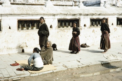 中国老照片(1932-1973)第三辑的摄影作品-照片911—（约1959年）中国，朝圣者在青藏高原的佛教圣地附近散步