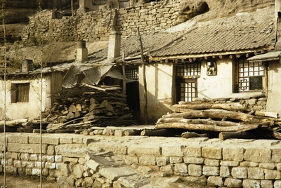 中国老照片(1932-1973)第二辑的摄影作品-图1353—（1973）中国，延安窑洞外堆放的原木