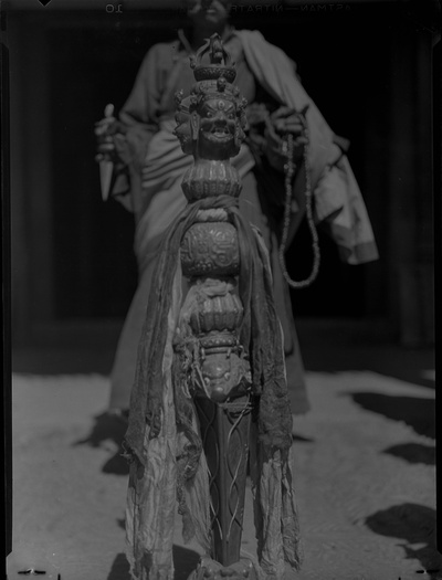 中国西藏老照片(1932-1973)的摄影作品-照片702——（1932年至1933年间）藏式khatvanga或tantric杖