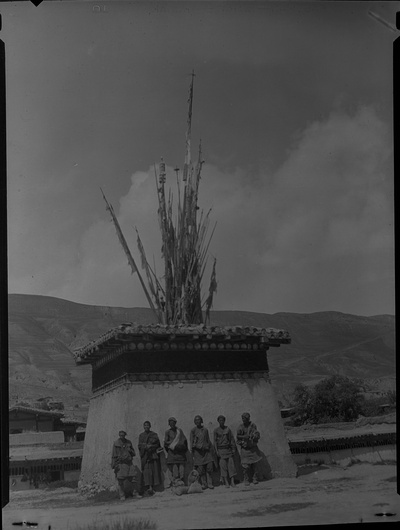 中国西藏老照片(1932-1973)的摄影作品-图706（1932年至1933年间）藏人站在敖包前