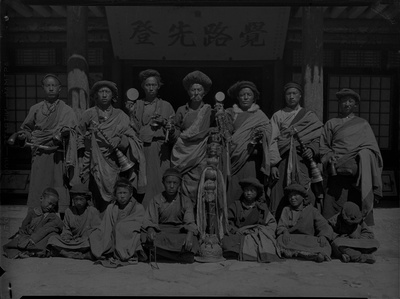 中国西藏老照片(1932-1973)的摄影作品-图709—（1932年至1933年）西藏高原的一群拿着圣物的喇嘛