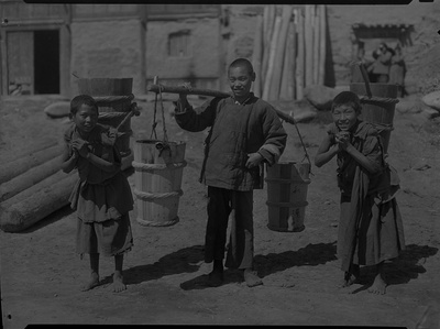 中国西藏老照片(1932-1973)的摄影作品-图750——（1932年至1933年）青藏高原年轻喇嘛挑水