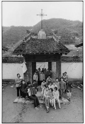其他.吕楠 中国当代摄影大师作品电子图片素材吕楠三部曲之《在路上-中国天主教》50的摄影作品