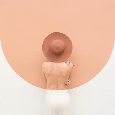 其他.A499-ANNA DEVIS & DANIEL RUEDA.What the Hat series  Anna Devís and Daniel Rueda的摄影作品-0_1696054246057