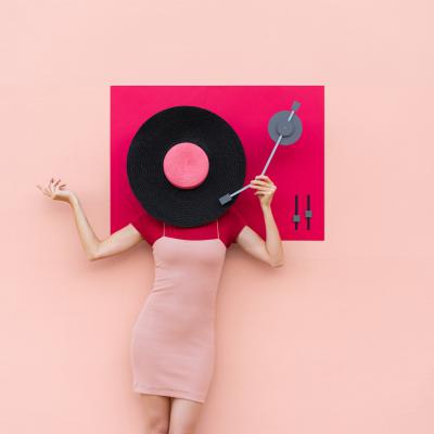其他.A499-ANNA DEVIS & DANIEL RUEDA.What the Hat series  Anna Devís and Daniel Rueda的摄影作品-9_1696054246066