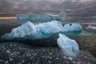 其他.哈苏大师获奖作品集.2008.Hans Strand  汉斯·斯特兰德.个人项目.Arctic_and_Antarctica的摄影作品-5_Icebergs+I.+Disko+Bay,+Greenland+2021