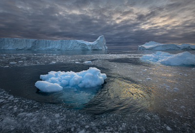 其他.哈苏大师获奖作品集.2008.Hans Strand  汉斯·斯特兰德.个人项目.Arctic_and_Antarctica的摄影作品-6_Icebergs+II,+Disko+Bay,+Greenland+2021
