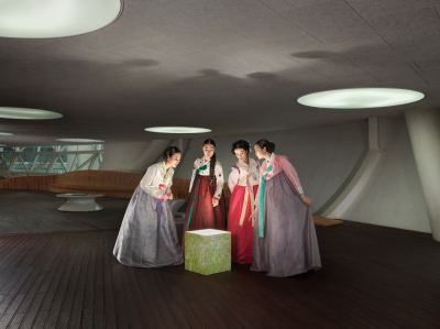 其他.哈苏大师获奖作品集.2008.Julia Fullerton-Batten 朱莉娅·富勒顿-巴顿.个人项目.美术.KOREA,_2013的摄影作品-14200001465