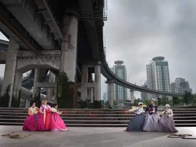其他.哈苏大师获奖作品集.2008.Julia Fullerton-Batten 朱莉娅·富勒顿-巴顿.个人项目.美术.KOREA,_2013的摄影作品-14200001468