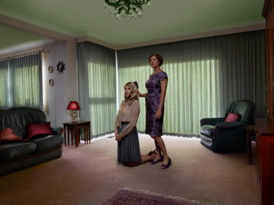 其他.哈苏大师获奖作品集.2008.Julia Fullerton-Batten 朱莉娅·富勒顿-巴顿.个人项目.美术.MOTHERS_AND_DAUGHTERS,_2012的摄影作品-14500001251