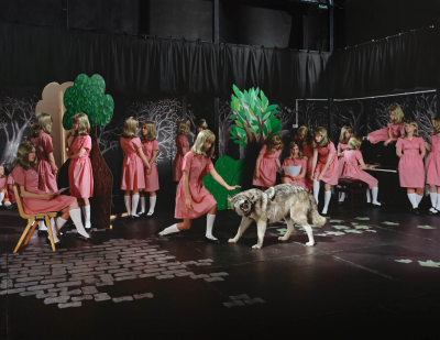 其他.哈苏大师获奖作品集.2008.Julia Fullerton-Batten 朱莉娅·富勒顿-巴顿.个人项目.美术.SCHOOL_PLAY,_2007的摄影作品-摄影大师作品集 4