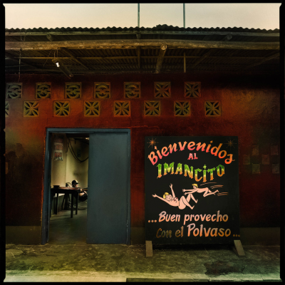 其他.哈苏大师获奖作品集.2008.Morfi Jimenez Mercado 莫菲希门尼斯.个人项目.Refuge_,_Iquitos_2010_The_great_comedy_of_life的摄影作品-ca3438_72508080da7344289cf4ed14a23304ed_mv2
