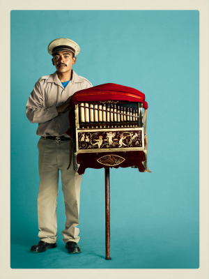 其他.哈苏大师获奖作品集.2010.Mark Holthusen.个人项目.肖像.Organillarios的摄影作品-Organ+Grinders_0238