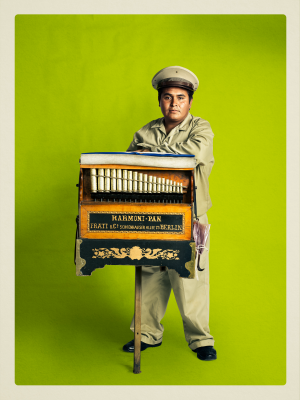 其他.哈苏大师获奖作品集.2010.Mark Holthusen.个人项目.肖像.Organillarios的摄影作品-Organ+Grinders_0294