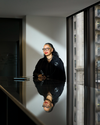 其他.哈苏大师获奖作品集.2021.专家评审团.Clarissa Bonet.PEOPLE的摄影作品-clarissa-bonet-Cheryl+Durst-for-chicago-magazine-portrait-photographer