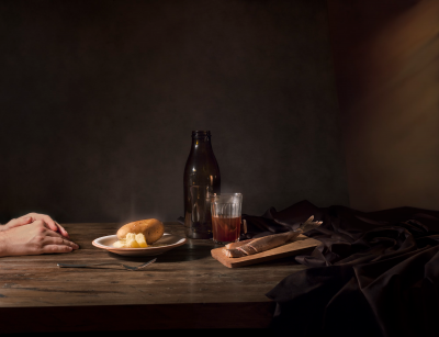 其他.哈苏大师获奖作品集.2021.专家评审团.Katerina Belkina.Repast,_2015_–_2016的摄影作品-katerinabelkina-katerina-belkina-late-supper-2015