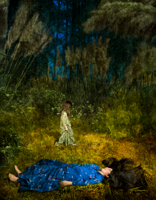 其他.哈苏大师获奖作品集.2021.专家评审团.Nina Gorfer.个人项目.图片.I_Know_Not_These_My_Hands_2011–2017_—_Cooper_Gorfer的摄影作品-Arg_LucieAboveMother_a5