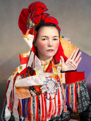 其他.哈苏大师获奖作品集.2021.专家评审团.Nina Gorfer.个人项目.图片.Interruptions_2015–2016_—_Cooper_Gorfer的摄影作品-Sami_IngaElisaWithReconstructedDress_a5