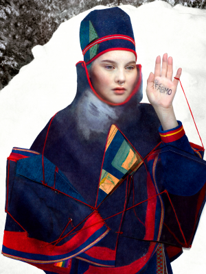 其他.哈苏大师获奖作品集.2021.专家评审团.Nina Gorfer.个人项目.图片.Interruptions_2015–2016_—_Cooper_Gorfer的摄影作品-Sami_Katarina_inBlue_a5