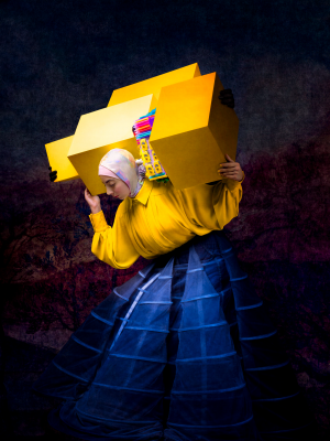 其他.哈苏大师获奖作品集.2021.专家评审团.Nina Gorfer.个人项目.图片.在这些折叠墙之间，乌托邦_2017–2020_—_Cooper_Gorfer的摄影作品-Utopia_IsraaWithYellowBoxes_A5