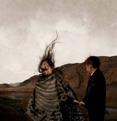其他.哈苏大师获奖作品集.2021.专家评审团.Nina Gorfer.个人项目.图片.我的黄金寂静_2006-2011_—_Cooper_Gorfer的摄影作品-CooperGorfer_Tuura-SuuHoldingHands_A5