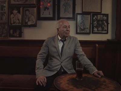 其他.哈苏大师获奖作品集.2021.专家评审团.Tom Oldham.最后的低吟者的摄影作品-科林·安东尼.JPG