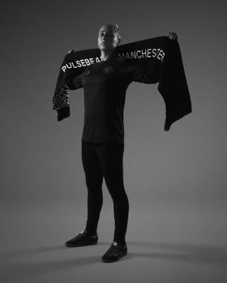其他.哈苏大师获奖作品集.2021.专家评审团.Tom Oldham.阿迪达斯 x ManUtd x Peter Saville的摄影作品-PS_MUFC_GALTON_3_4X5.JPG