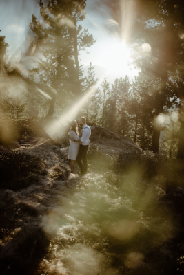 其他.哈苏大师获奖作品集.2021.婚礼.Mati Machner.个人项目.After_Wedding_Shoot_in_the_Dolomites_South_Tyrol,_Italy_的摄影作品-Kunstvolles-Paarfoto-bei-einem-Fotoshoot-in-den-Dolomiten 1