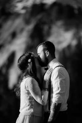 其他.哈苏大师获奖作品集.2021.婚礼.Mati Machner.个人项目.After_Wedding_Shoot_in_the_Dolomites_South_Tyrol,_Italy_的摄影作品-Paar-bei-einem-abenteuerlichen-Elopement-bzw.-Berghochzeit-in-den-Dolomiten-S_C3_BCdtirol