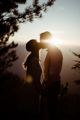 其他.哈苏大师获奖作品集.2021.婚礼.Mati Machner.个人项目.After_Wedding_Shoot_in_the_Dolomites_South_Tyrol,_Italy_的摄影作品-Paar-k_C3_BCsst-sich-bei-Sonnenaufgang-in-den-Dolomiten