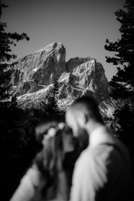 其他.哈苏大师获奖作品集.2021.婚礼.Mati Machner.个人项目.After_Wedding_Shoot_in_the_Dolomites_South_Tyrol,_Italy_的摄影作品-Paar-mit-sch_C3_B6nen-Bergen-im-Hintergrund-in-den-Dolomiten