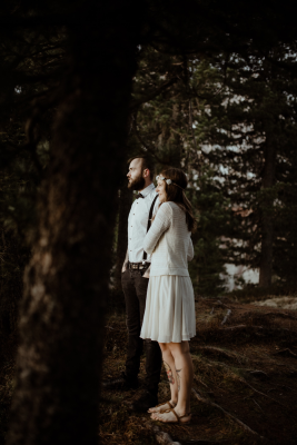 其他.哈苏大师获奖作品集.2021.婚礼.Mati Machner.个人项目.After_Wedding_Shoot_in_the_Dolomites_South_Tyrol,_Italy_的摄影作品-Brautpaar-wartet-auf-den-Sonnenaufgang-in-den-Dolomiten-S_C3_BCdtirol