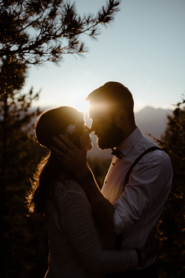其他.哈苏大师获奖作品集.2021.婚礼.Mati Machner.个人项目.After_Wedding_Shoot_in_the_Dolomites_South_Tyrol,_Italy_的摄影作品-Br_C3_A4utigam-streichelt-der-Braut-z_C3_A4rtlich-das-Gesicht-im-Rahmen-einer-Foto-Session-in-den-Dolomiten-gemei