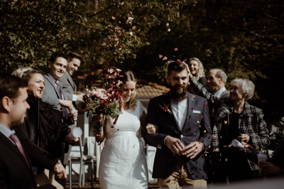 其他.哈苏大师获奖作品集.2021.婚礼.Mati Machner.个人项目.Autumn_Vintage_Wedding_Gaaden,_Lower_Austria的摄影作品-Auszug-des-Brautpaares-bei-einer-Hochzeit-