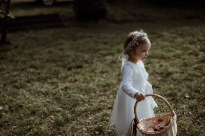 其他.哈苏大师获奖作品集.2021.婚礼.Mati Machner.个人项目.Autumn_Vintage_Wedding_Gaaden,_Lower_Austria的摄影作品-Blumenm_C3_A4dchen-bei-einer-Hochzeit-wartet-auf-das-Brautpaar-